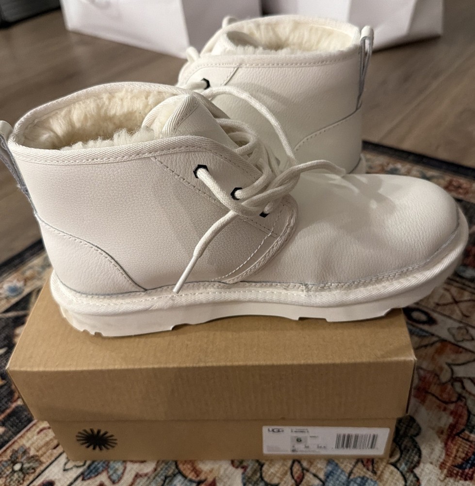 New UGG’S Unisex White Leather Neumel II Boot Kids Youth Size (6Y)