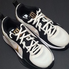 Nike FQ7377 001 Kids‘ 1Y Grade School Sabrina 2 Basketball, Blk/Met. Gold/Wht