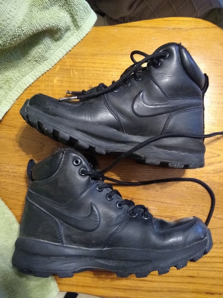 Nike Manoa Leather Triple Black Boots Size 4 Youth Used