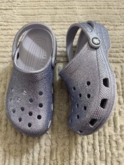 New Crocs Kids‘ Classic Glitter Clogs in a frosted purple Size J5
