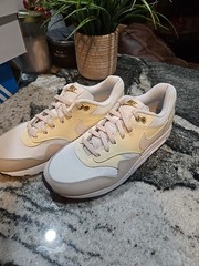 Air Max 1 GS Size 6.5 White/tan