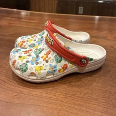 Crocs Pokémon Classic Clog Kids J4 White Pikachu Charmander Squirtle 207739-94S