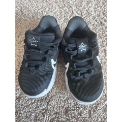 Nike Kids‘ Star Runner 4 Sneaker in Black/ White/ Anthracite SZ 6