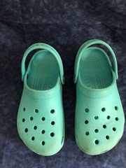 Child’s Size J-2 Aqua Blue CROCS . Traditional „CLOG“ STYLE with Heel Straps.