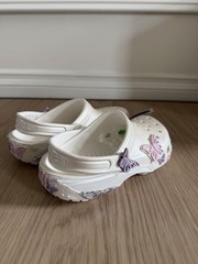 crocs butter fly sparkle shaker clog. Kid size C11 and J3