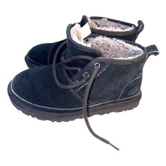 UGG Neumel Boots EU 37.5 (Youth Size 5) Black Suede Sheepskin Lined Ankle