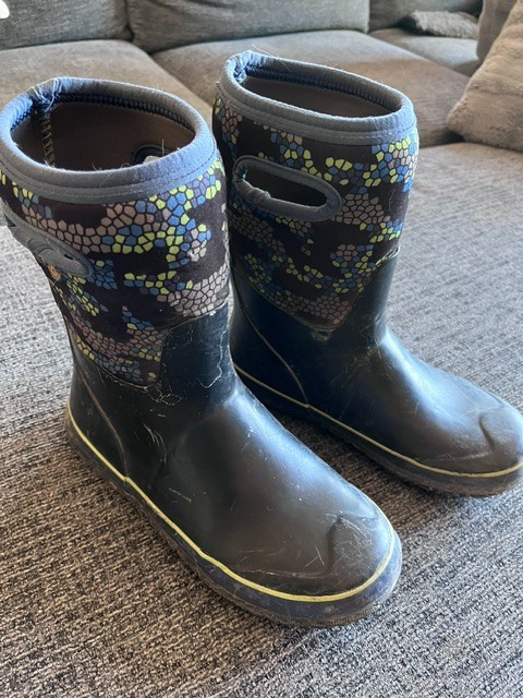 Bogs Youth Size 6 or Euro 39