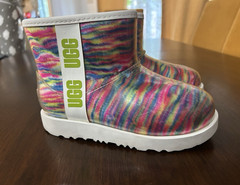 UGG Classic Min Kids Rain Boot Size 1 M Multicolor Rainbow Stripe Waterproof