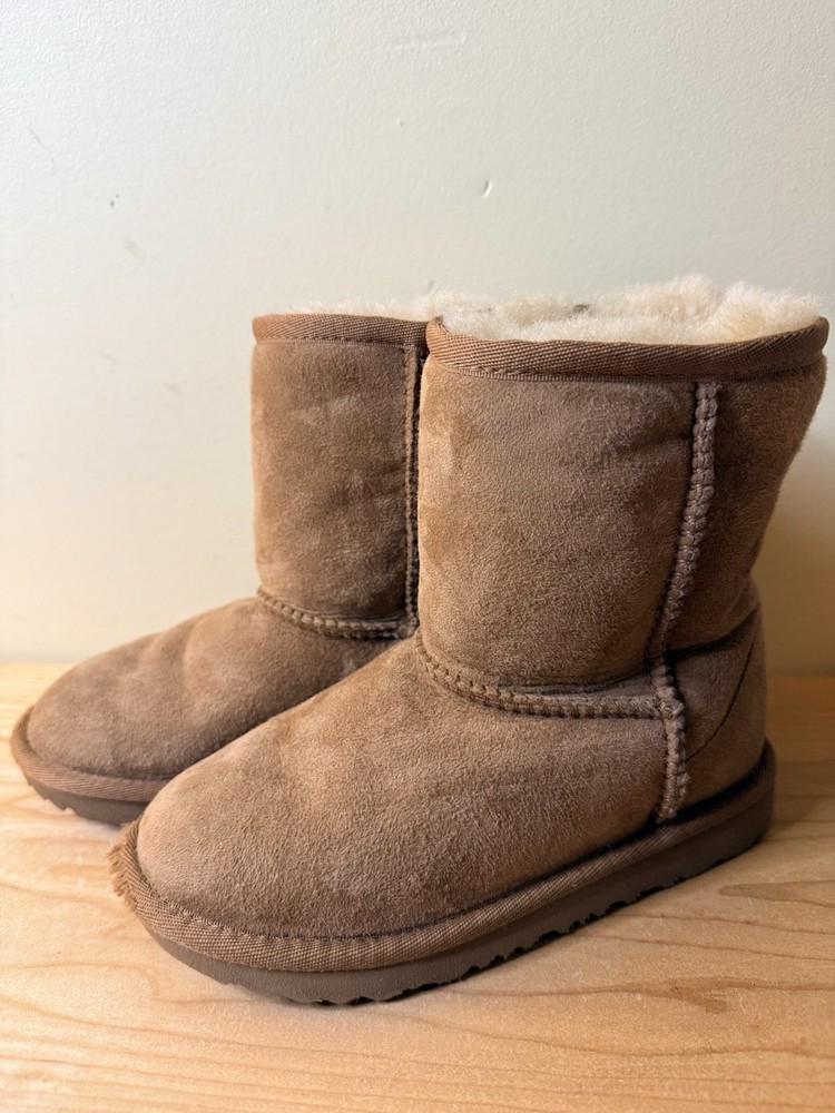 Ugg Kid’s Classic II Boot 1017703K Chestnut Brown Suede / Size 12