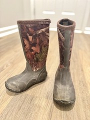 Kids size 10 red head neoprene boots Mud Water Outdoors