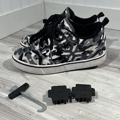Heelys Boy’s Pro 20 Prints Skate Shoe Modern Design Charcoal/Grey/Camo 4 Big Kid