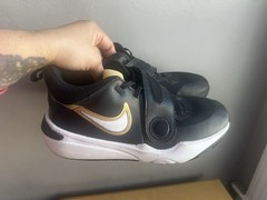Nike Team Hustle D11 Low Black Metallic Gold – 7Y 8.5 W