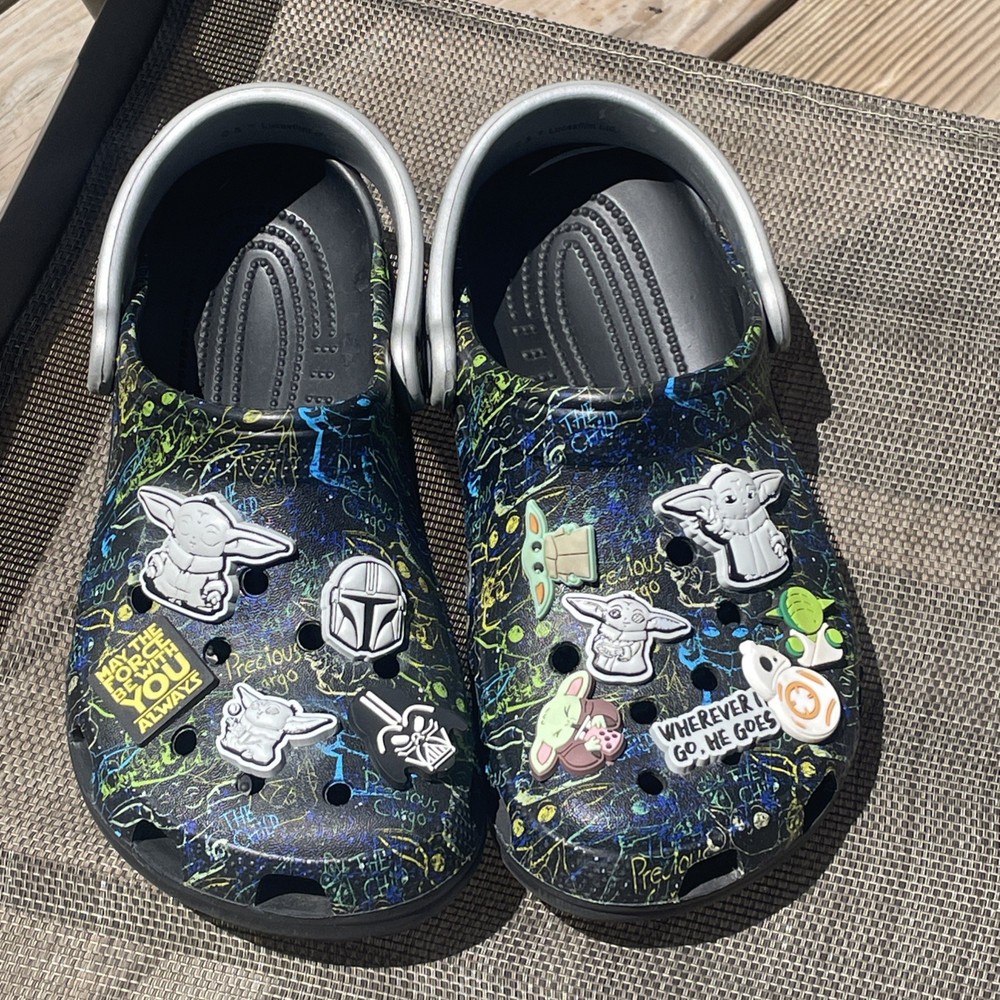 Crocs Clogs Star Wars Mandalorian Jibbitz Black Grogu Youth J4 Women’s 6 Men’s 4