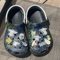 Crocs Clogs Star Wars Mandalorian Jibbitz Black Grogu Youth J4 Women’s 6 Men’s 4