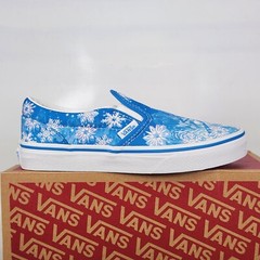 Size 3 Big Kids – VANS Classic Slip-On V – Winter Wonderland Snowflakes Blue