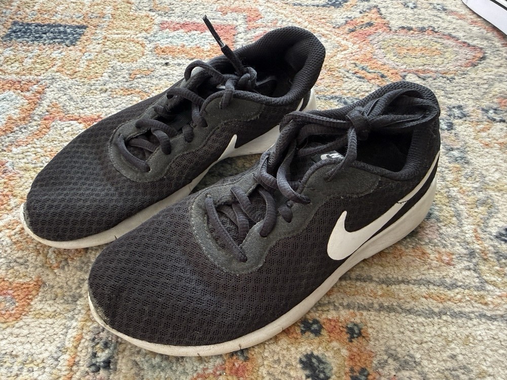 Nike Tanjun Grade School Black White Sneakers Youth Unisex Size 4Y USED