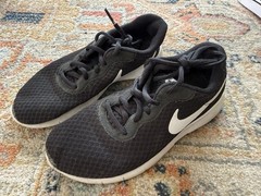 Nike Tanjun Grade School Black White Sneakers Youth Unisex Size 4Y USED