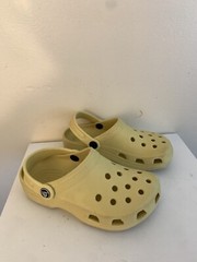 Crocs Kids Crocband Clogs Yellow Unisex Size Mens 1 Women 3 Slip On Sandals
