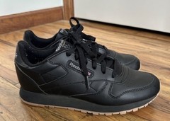 Reebok Boys Girls Classic Black Leather Shoe with Gum OutsoleSize 7 youth