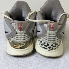 Nike Kyrie Infinity Leopard Camo Boys Size 6 Gray Basketball Shoes Sneakers