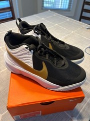 Nike Team Hustle D 10 (Big Kid),Black/Metallic Gold/White, 6y Big Kid