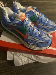 nike zoom vomero 5 BG size 7Y ( Brand New)