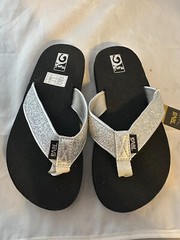 Teva Mush II Kid’s Sliver Sparkle Flip Flops Sandals, Little Kid Size 2 NWT
