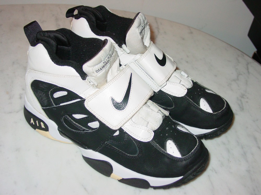 2011 Nike Air Diamond Turf 2 White/Black Youth Shoes! Size 7Y Sold As Is!