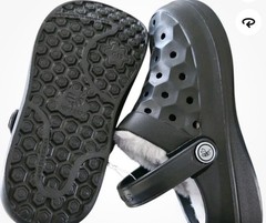 New Joybees Size 11 Kids Black Clogs with Removable Gray Washable Lining NWT