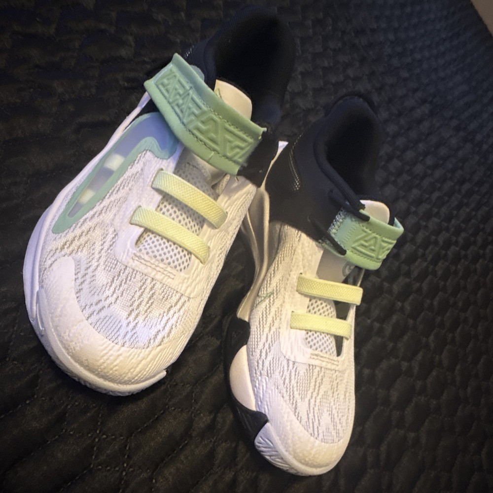 Nike Kyrie Flytrap Basketball Sneakers Kids 2.5Y White/Black/Green DQ1942-101