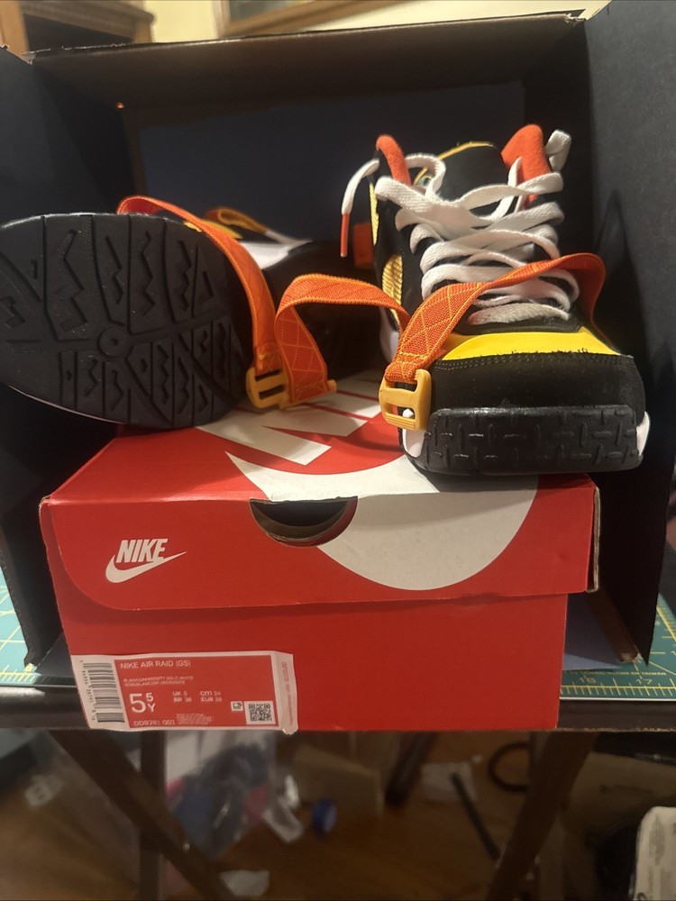 NIKE AIR RAID (GS) „ROSWELL RAYGUNS“ BLACK-GOLD SZ 5.5Y-WOMENS SZ 7 [DD9281-001]