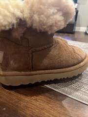 UGG Kids Bailey Button Short ChestnSuede Sheepskin Boots Youth Size 9,(1017400T)