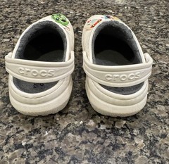 White lined Crocs Clogs w/ Tiny Hero 5 Pack set of Jibbitz Sz 9 Little Kids