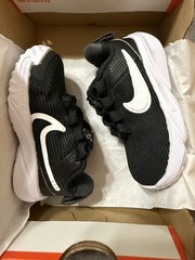 Nike Kids‘ Star Runner 4 Sneaker in Black/ White/ Anthracite Size 4