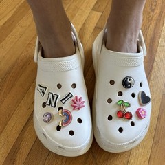 Crocs platform Clog White Unisex Size 9 with Fun Charms Cherry Rainbow not worn