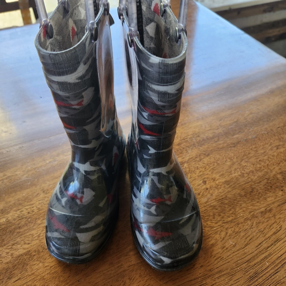 Western Chief Kids Shark Rain Boots Size 8 Black Gray Red Pull On Handles Fins