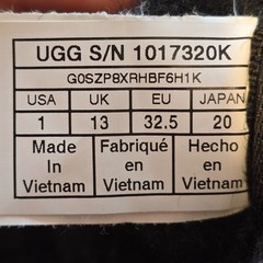UGG Kid’s Neumel II Black Sheepskin Lined Chukka Boots Sz 1 Warm Comfy Outdoors