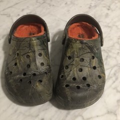 Crocs Camo Kids Clogs Size J2/J4 Color Green Camo Fabric Lined Dual Comfort