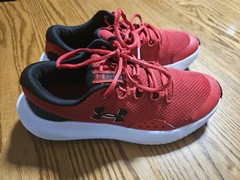 Under Armour Surge Running Shoe 7Y Red With Black Pre-owned