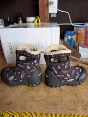 Bogs Infant Snow Boots Shark Pattern Size 5 Waterproof Insulated Excellent