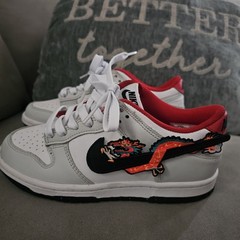 Nike Kids Dunk Low GS ‚Year Of The Dragon’White Sneakers with Black Size 4Y