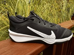 Youth Nike Omni Multi-Court Shoes – Black – Size 7Y