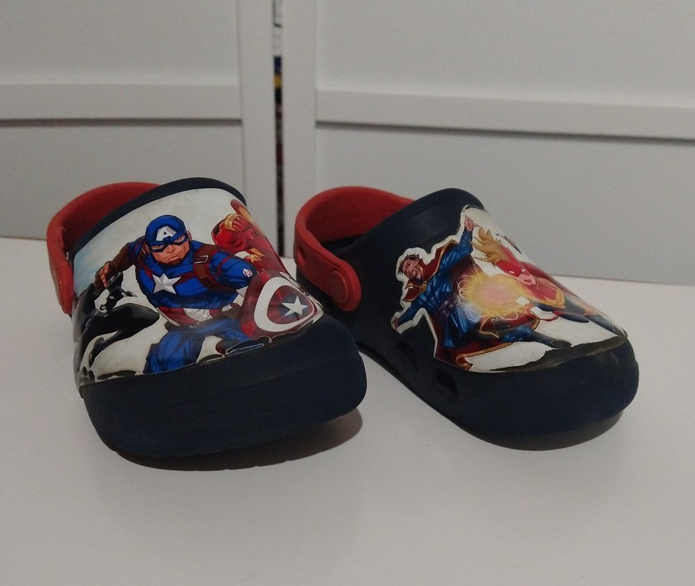 Pre Owned Crocs Marvel Avengers Clogs Youth Size C 11 Iron Man Captain America