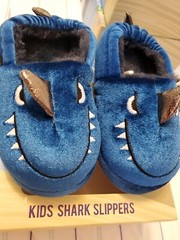 KIDS TOTE SHARK SLIPPERS NEW