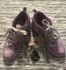 Heelys Unisex Kids Purple/White Low Top Lace-Up Sneaker Shoes w/ Wheels Sz 8