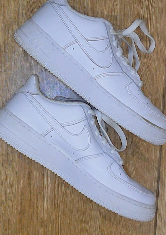 (GS) – Nike Air Force 1 LE Low Triple White- SIZE 7 MENS – SIZE 8.5 IN WMNS