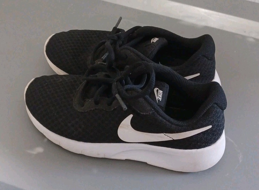 Nike Tanjun Black Sz 1 Youth
