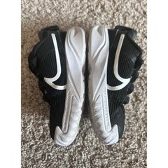 Nike Kids‘ Star Runner 4 Sneaker in Black/ White/ Anthracite SZ 6