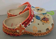 Crocs Unisex-Child Disney Moana Classic Clogs Size J2