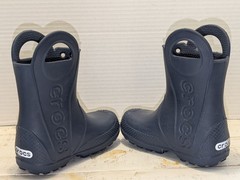 Crocs Handle It Kids‘ Rain Boots in Navy Blue Size C8